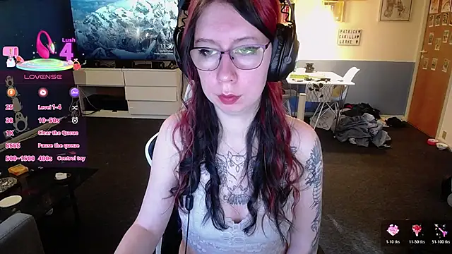 Snapshot of TattooedGirls chatting on November 7, 10:37 am TattooedGirls online show from November 7, 10:37 am