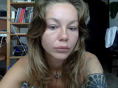 Snapshot of MiraLuna chatting on September 30, 7:57 am MiraLuna online show from September 30, 7:57 am