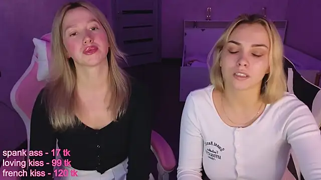 Snapshot of stefany_and_bettany chatting on October 25, 4:35 pm stefany and bettany online show from October 25, 4:35 pm