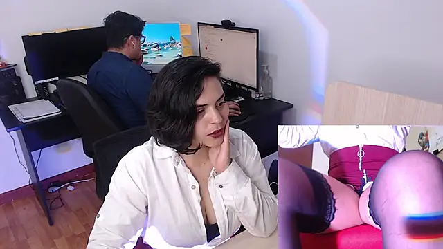 Snapshot of RandomStage chatting on October 27, 3:32 am RandomStage online show from October 27, 3:32 am