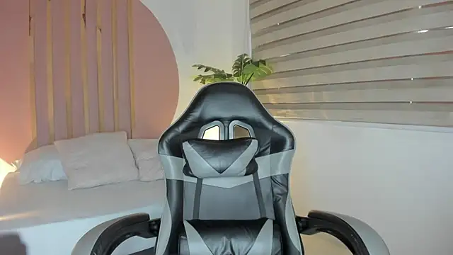 mia curry online show from October 13, 7:03 pm