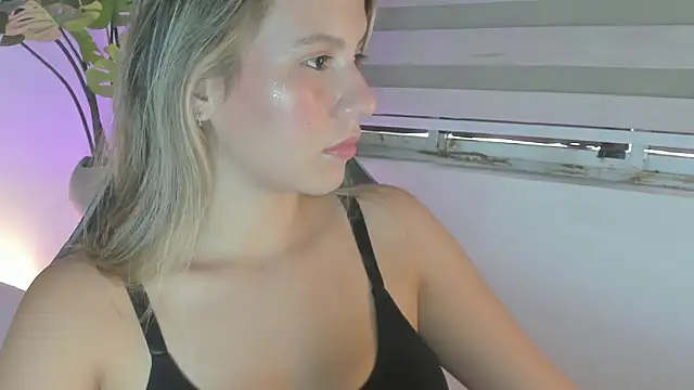 mia curry online show from November 14, 7:01 pm