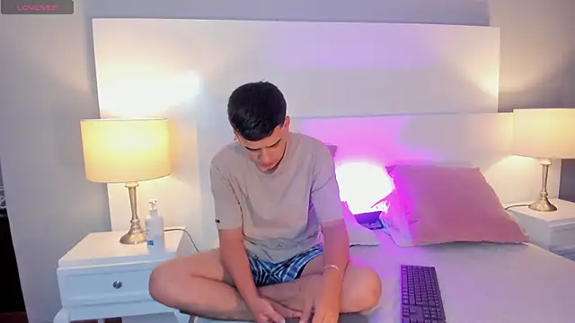 Snapshot of Dylan_Katte chatting on April 29, 12:05 am Dylan Katte online show from April 29, 12:05 am