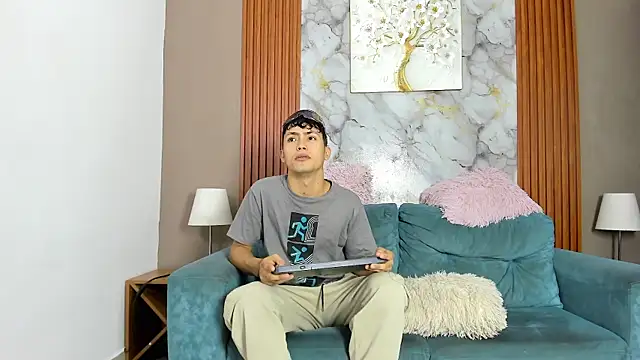 VERY HOT GUYS online show from May 14, 7:15 am