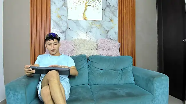 VERY HOT GUYS online show from May 17, 7:17 am