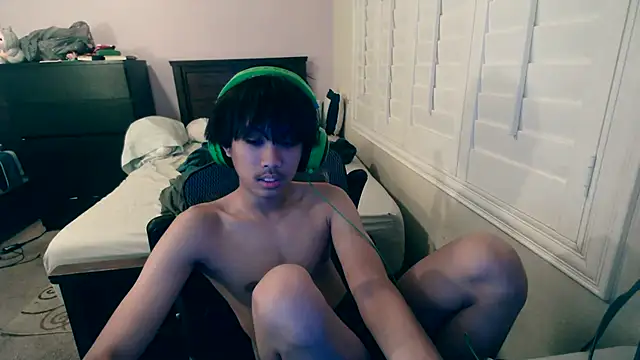 Snapshot of youngasianboy2007 chatting on October 12, 5:06 am youngasianboy2007 online show from October 12, 5:06 am