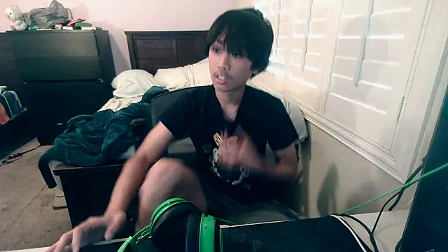 Snapshot of youngasianboy2007 chatting on October 13, 12:43 am youngasianboy2007 online show from October 13, 12:43 am