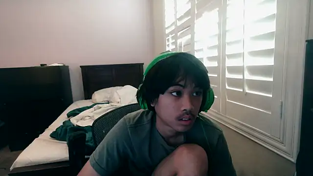 Snapshot of youngasianboy2007 chatting on December 2, 10:27 pm youngasianboy2007 online show from December 2, 10:27 pm