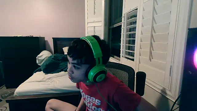 Snapshot of youngasianboy2007 chatting on February 8, 8:29 am youngasianboy2007 online show from February 8, 8:29 am