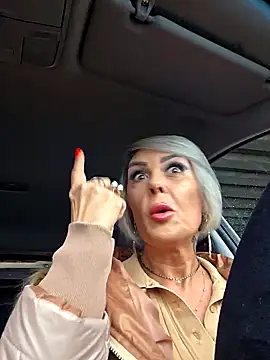 KirraWhite online show from November 8, 6:24 am