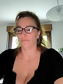 Fifi83Bell online show from March 20, 4:34 pm