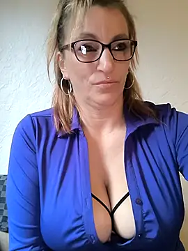 Fifi83Bell online show from March 25, 5:19 pm