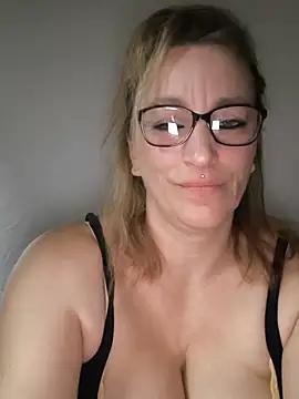 Fifi83Bell online show from March 28, 2:49 pm