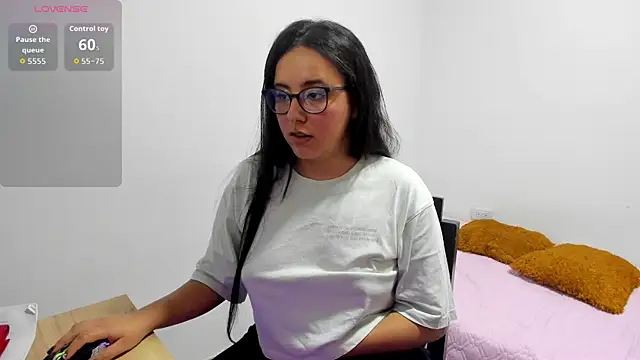 Snapshot of Venus_cat_ chatting on November 4, 10:31 pm Venus cat online show from November 4, 10:31 pm