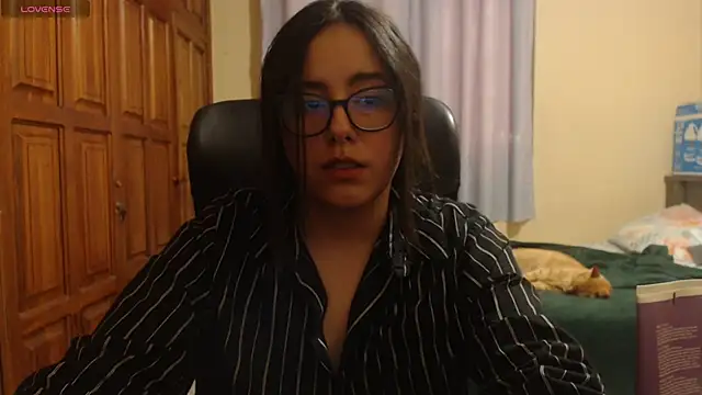 Snapshot of Venus_cat_ chatting on December 16, 10:37 pm Venus cat online show from December 16, 10:37 pm