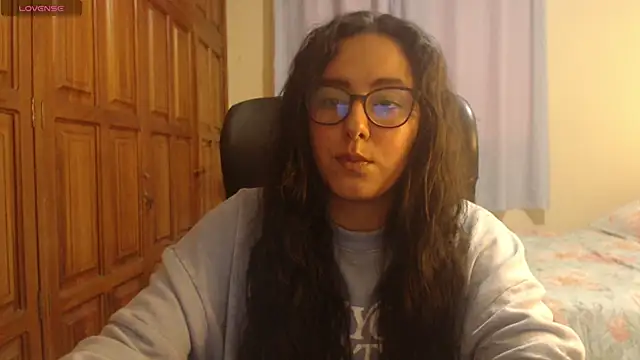 Snapshot of Venus_cat_ chatting on December 18, 10:49 pm Venus cat online show from December 18, 10:49 pm