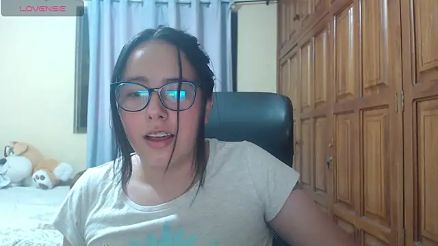 Snapshot of Venus_cat_ chatting on January 7, 5:32 am Venus cat online show from January 7, 5:32 am