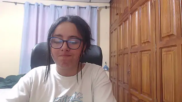 Snapshot of Venus_cat_ chatting on February 1, 5:28 am Venus cat online show from February 1, 5:28 am