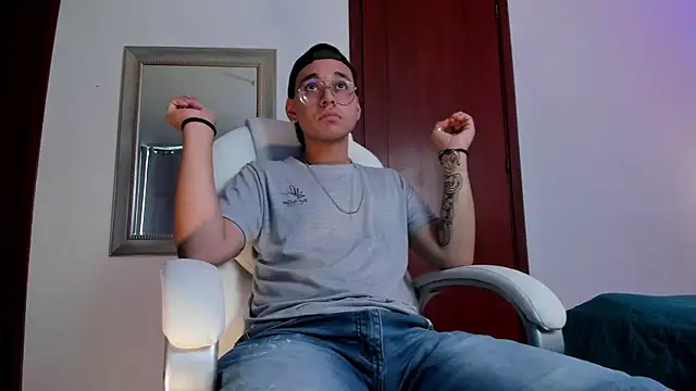 Snapshot of ColeCruz chatting on October 9, 7:12 pm ColeCruz online show from October 9, 7:12 pm