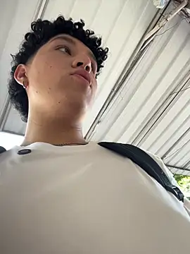 Snapshot of kai_zareck chatting on March 21, 10:02 pm kai zareck online show from March 21, 10:02 pm