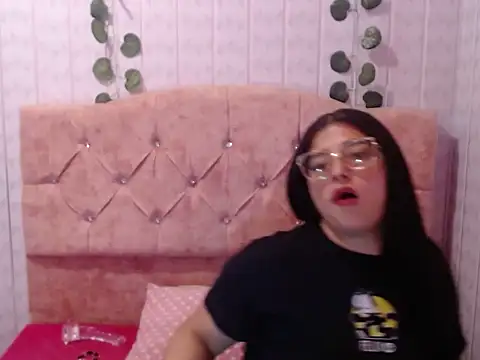 Snapshot of Melaniie_Bonnet chatting on October 2, 11:56 pm Melaniie Bonnet online show from October 2, 11:56 pm