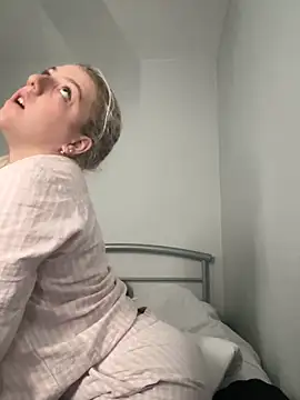Snapshot of LucyLowbb chatting on October 5, 8:23 am LucyLowbb online show from October 5, 8:23 am