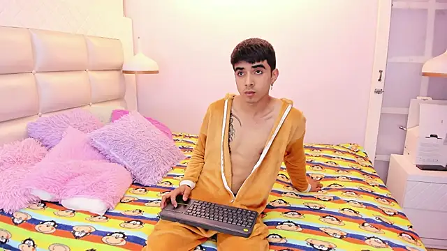 Snapshot of Hottie_Guy chatting on October 6, 6:49 pm Hottie Guy online show from October 6, 6:49 pm