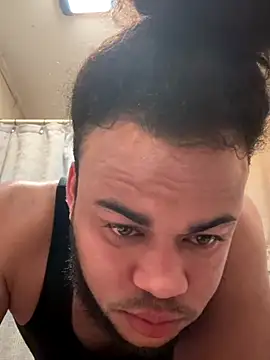 Snapshot of familia0210 chatting on October 17, 4:04 am familia0210 online show from October 17, 4:04 am