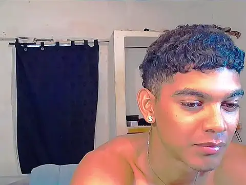 Snapshot of theMyke101 chatting on June 7, 8:34 pm theMyke101 online show from June 7, 8:34 pm