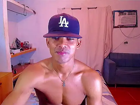 Snapshot of theMyke101 chatting on June 18, 12:33 am theMyke101 online show from June 18, 12:33 am