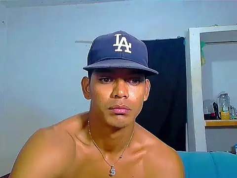 Snapshot of theMyke101 chatting on June 26, 12:04 am theMyke101 online show from June 26, 12:04 am