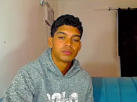 Snapshot of theMyke101 chatting on August 6, 2:02 am theMyke101 online show from August 6, 2:02 am