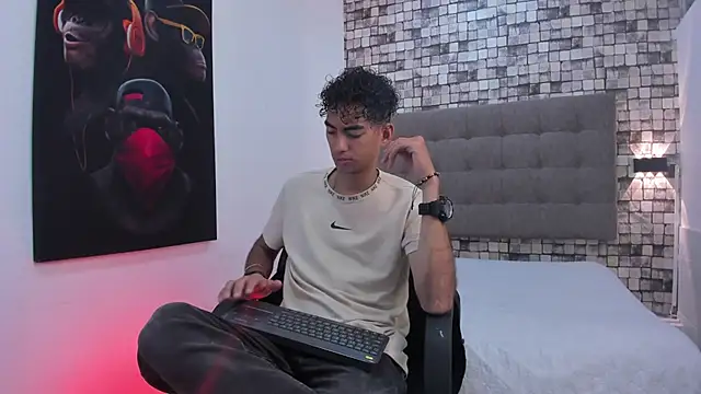 Snapshot of Ethan_Brown0 chatting on October 3, 12:24 pm Ethan Brown0 online show from October 3, 12:24 pm