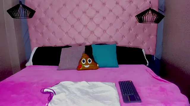 Snapshot of Cloe-Naughty chatting on October 2, 1:29 pm Cloe-Naughty online show from October 2, 1:29 pm