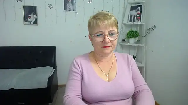 Snapshot of lunarossa_ chatting on October 8, 5:05 am lunarossa online show from October 8, 5:05 am
