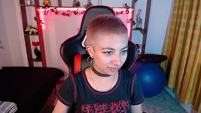 lunarichy22 online show from November 5, 8:20 pm