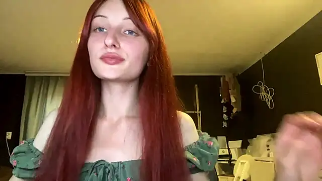 Snapshot of EvaLiv chatting on October 4, 10:35 am EvaLiv online show from October 4, 10:35 am