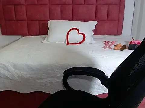 Snapshot of sweetsubmisaxox chatting on October 20, 2:28 pm sweetsubmisaxox online show from October 20, 2:28 pm