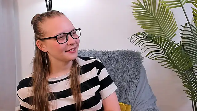 Snapshot of NohemiGilsdorf chatting on October 4, 8:34 am NohemiGilsdorf online show from October 4, 8:34 am