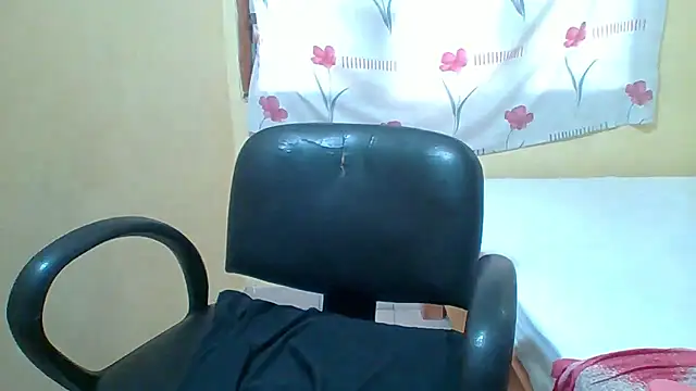 Snapshot of JuicyVixen_ chatting on January 15, 7:02 am JuicyVixen online show from January 15, 7:02 am