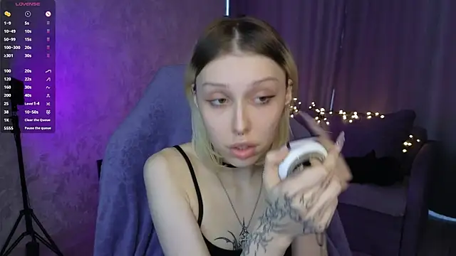 Snapshot of Alice_L0 chatting on October 4, 9:18 am Alice L0 online show from October 4, 9:18 am