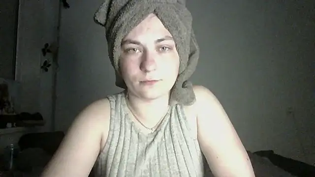 Snapshot of Twolatte1520 chatting on April 8, 8:42 pm Twolatte1520 online show from April 8, 8:42 pm