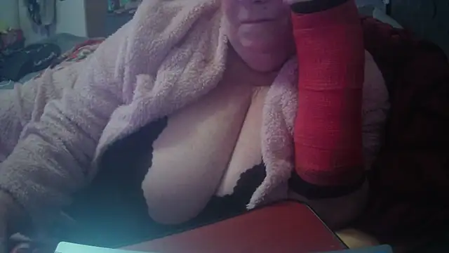 Playful MILF Demi online show from October 18, 12:57 am