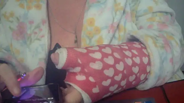 Playful MILF Demi online show from November 10, 7:46 pm