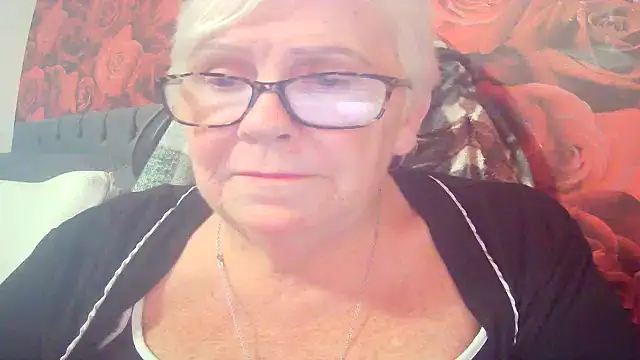 Playful MILF Demi online show from May 12, 10:01 am