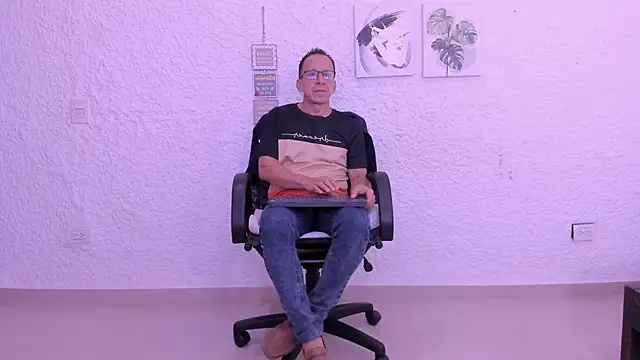 Snapshot of _axelking_ chatting on February 16, 11:39 am axelking online show from February 16, 11:39 am