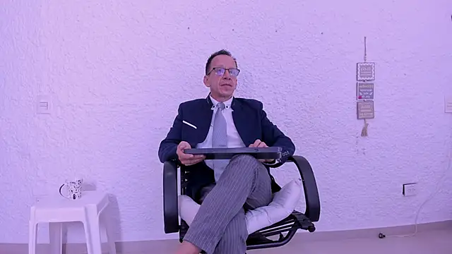 Snapshot of _axelking_ chatting on February 19, 11:39 am axelking online show from February 19, 11:39 am