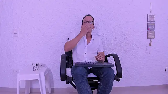 Snapshot of _axelking_ chatting on February 20, 11:32 am axelking online show from February 20, 11:32 am