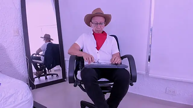 Snapshot of _axelking_ chatting on February 24, 11:30 am axelking online show from February 24, 11:30 am