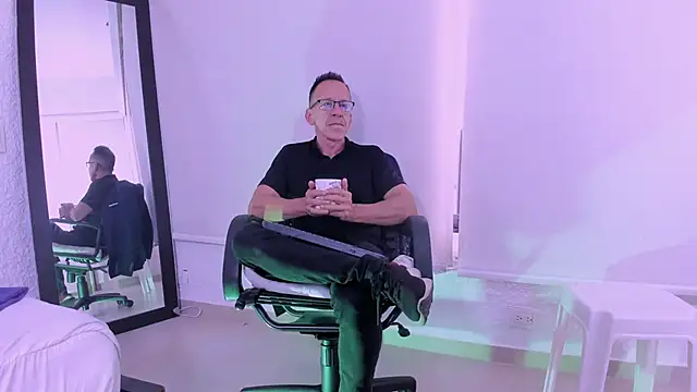 Snapshot of _axelking_ chatting on February 26, 11:42 am axelking online show from February 26, 11:42 am